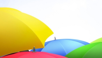 📱黄色・緑・青・赤・灰色の傘 晴れた日 OPPO R15 Pro 壁紙・待ち受け