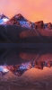 📱赤土色の山と鏡面で映る湖 Galaxy S21 5G 壁紙・待ち受け