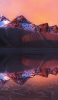 📱赤土色の山と鏡面で映る湖 Galaxy A32 5G 壁紙・待ち受け