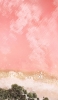 📱俯瞰視点 ピンクの海と砂浜 iPhone 13 mini 壁紙・待ち受け