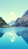 📱澄んだ青空と緑残る岩山と綺麗な湖 iPhone 13 mini 壁紙・待ち受け