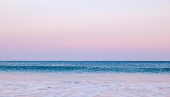 📱朝の海辺 淡い色合いの空 iPhone 13 mini 壁紙・待ち受け