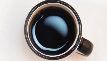 📱俯瞰視点 黒いコーヒー OPPO A5 2020 壁紙・待ち受け