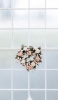📱白・ピンクのハート型の花飾り 白い窓 Xperia 10 II 壁紙・待ち受け