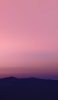 📱淡いピンクの空と黒い山脈 Rakuten Hand 5G 壁紙・待ち受け