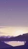 📱紫色の星空 山に囲まれた湖 iPhone 12 mini 壁紙・待ち受け
