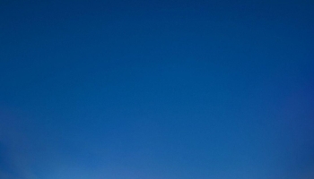 📱青空と海に続く桟橋 iPhone 12 mini 壁紙・待ち受け
