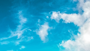 📱綺麗な水色の空と雲 OPPO R15 Pro 壁紙・待ち受け