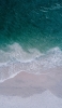 📱俯瞰視点 綺麗な緑の海 砂浜 iPhone 13 mini 壁紙・待ち受け