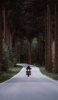 📱森の中の道路を走るバイク・ライダー Galaxy S21 5G 壁紙・待ち受け