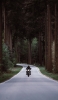 📱森の中の道路を走るバイク・ライダー moto e7 power 壁紙・待ち受け