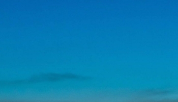 📱青とオレンジのグラデーションの空 綺麗な三日月 Xperia 8 Lite 壁紙・待ち受け
