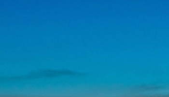 📱青とオレンジのグラデーションの空 綺麗な三日月 Xperia 5 II 壁紙・待ち受け