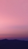 📱淡いピンクのグラデーションの空 黒い山 Xperia 5 壁紙・待ち受け