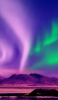 📱緑と紫のオーロラ 風景 湖 Xperia 8 Lite 壁紙・待ち受け