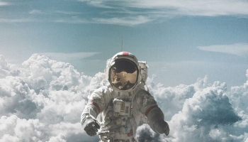 📱宇宙飛行士 空と雲 ZenFone 7 Pro 壁紙・待ち受け
