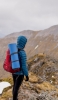 📱登山 登山家 赤いリュック 青いジャケット AQUOS R2 compact 壁紙・待ち受け