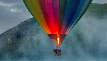 📱水上を飛ぶカラフルな気球 Xperia 5 壁紙・待ち受け