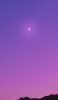 📱三日月 紫のグラデーションの空 黒い山 OPPO A5 2020 壁紙・待ち受け
