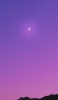 📱三日月 紫のグラデーションの空 黒い山 Mi 10 Lite 5G 壁紙・待ち受け