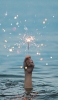 📱海の中から出ている花火を持つ手 ZenFone Max Pro (M2) 壁紙・待ち受け