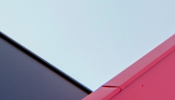 📱赤・黒の建物 青空 ZenFone Max Pro (M2) 壁紙・待ち受け