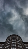 📱曇天模様 レンガ造りの丸い建物 Galaxy A32 5G 壁紙・待ち受け