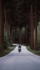 📱森の中の道路を走るバイク Xperia 10 II 壁紙・待ち受け