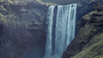 📱岩山の頂上から流れ落ちる綺麗な滝 ZenFone Max Pro (M2) 壁紙・待ち受け
