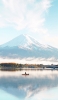 📱水色の空 雪山 湖で釣りをする人 iPhone 12 壁紙・待ち受け