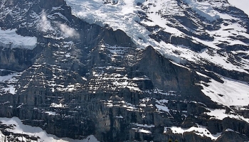 📱荘厳な雪山と青空と緑の平原 ZenFone 7 Pro 壁紙・待ち受け