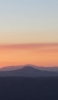 📱薄い青・ピンクの空 暗い山 OPPO Reno3 5G 壁紙・待ち受け