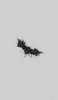 📱かっこいい黒のバットマンのロゴ 灰色の背景 iPhone 13 壁紙・待ち受け
