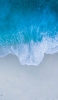 📱上から撮影した青い波打ち際 OPPO Reno5 A 壁紙・待ち受け