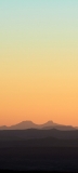 📱薄い緑・オレンジのグラデーションの空 黒い山 ZenFone 7 Pro 壁紙・待ち受け