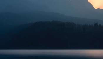 📱光射す山 暗い藍色の湖 Redmi Note 10 Pro 壁紙・待ち受け