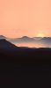 📱淡いオレンジの空 沈む太陽 渡り鳥 暗い山 ZenFone 7 Pro 壁紙・待ち受け