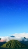 📱緑の無人島と雲と青い銀河 iPhone 13 mini 壁紙・待ち受け