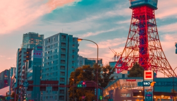📱夕暮れ時の東京タワー iPhone 13 mini 壁紙・待ち受け